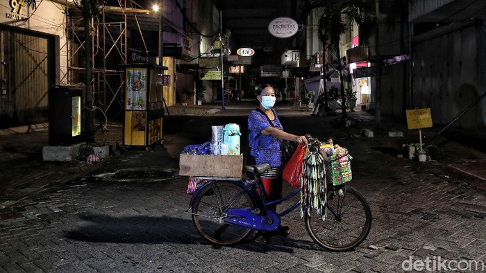 Pejuang Rupiah yang Bertahan Ditengah Hantaman COVID-19 Para pejuang rupiah masih bertahan di tengah pemberlakuan PPKM Darurat di Jakarta. Realitas menuntut mereka tetap beraktivitas dengan ruang gerak yang terbatas.