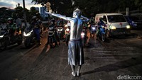 Lalu ada kisah seorang manusia silver bernama Ical (25). Dia menjadi manusia silver sejak Mei 2020 karena menjadi korban PHK di salah satu toko sepatu karena terdampak pandemi.