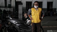 Salah satu driver ojek  yang juga menjadi seorang ibu dari 3 orang anak ini bernama Yosi (52). Dia menjadi tukang ojek sejak enam tahun yang lalu. Dan dia berpendapat sejak pandemi menghantam, pendapatan beliau menurun drastis dari Rp.3 juta per bulan menjadi Rp. 1 juta per bulan.