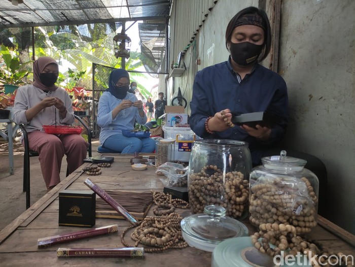 perajin tasbih berbahan kayu gaharu