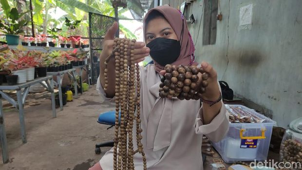 perajin tasbih berbahan kayu gaharu