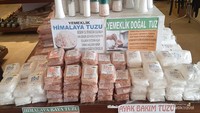 Aneka souvenir berbahan garam