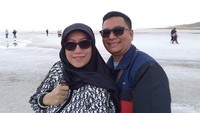Pose di tengah danau garam