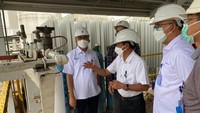 Direktur Utama Pupuk Kaltim - Rahmad Pribadi, didampingi Direktur Operasi dan Produksi Pupuk Kaltim - Hanggara Patrianta serta Direktur Keuangan dan Umum Pupuk Kaltim - Qomaruzzaman, meninjau langsung kesiapan produksi oksigen di kawasan pabrik Pupuk Kaltim.