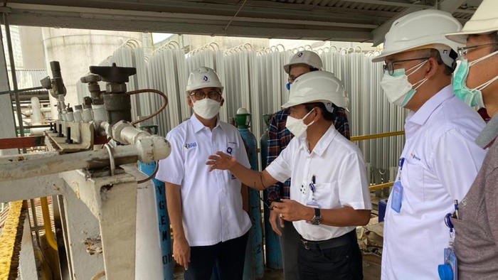 PKT Bantu Penuhi Kebutuhan Oksigen untuk Medis PT Pupuk Kalimantan Timur (PKT) ikut membantu penanganan COVID-19. Salah satunya dengan menambah ketersediaan oksigen medis.