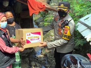 Polisi-Relawan Salurkan Sembako untuk Warga di Kawasan Kumuh Sukabumi