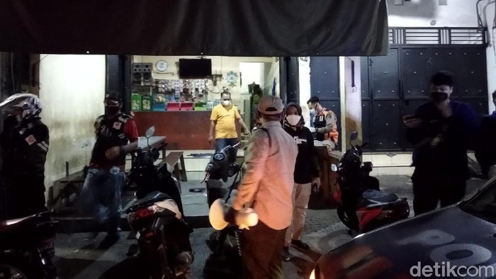 Polisi Tangkap Provokator Kericuhan Operasi PPKM Darurat di Surabaya Polisi menangkap 1 tersangka kasus kericuhan operasi yustisi PPKM Darurat di Bulak Banteng, Surabaya. Pelaku diduga menjadi provokator.