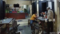 Warga yang menolak operasi diketahui sempat melakukan perusakan dan melempari mobil petugas.