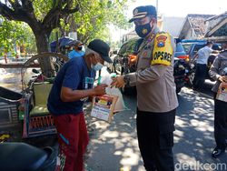 Polisi Bagi 300 Paket Sembako ke Warga Terdampak PPKM Darurat di Jombang