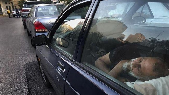Potret Krisis Lebanon yang Seperti 'Neraka' Warga Lebanon sedang berjuang untuk tetap 'hidup' di tengah kondisi krisis ekonomi negaranya. Situasi di sana disebut 'neraka' oleh warganya sendiri.