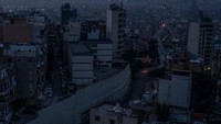 Beirut terus mengalami pemadaman listrik yang berkepanjangan. Kondisi ini hampir setahun setelah ledakan besar yang merusak pelabuhannya.