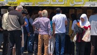 Mengantre untuk membeli kopi di Beirut. Krisis keuangan Lebanon ini membuat warganya kekurangan makanan, hingga obat-obatan.