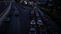 Antrean kendaraan menunggu untuk mengisi bahan bakar di Beirut, Lebanon, pada bulan Mei.