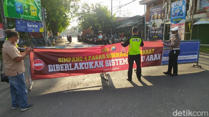 Penyekatan PPKM Darurat di Lamongan diperluas. Jika sebelumnya hanya diterapkan di seputaran alun-alun, kini diperluas ke beberapa ruas jalan.