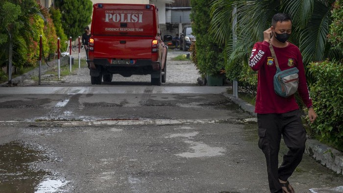 PRAJURIT KOPASSUS TEMBAK MATI DUA DPO MIT POSO Sebuah kendaraan Indonesia Automatic Finger Print Identification System (INAFIS) memasuki kawasan Rumah Sakit Bhayangkara yang akan menjadi lokasi identifikasi dua jenazah dari kelompok DPO Mujahidin Indonesia Timur (MIT) Poso di Palu, Sulawesi Tengah, Minggu (11/7/2021). Prajurit Kopassus dalam tim Komando Operasi Gabungan Khusus (Koopsgabssus) Tricakti yang tergabung dalam Satgas Operasi Madago Raya menembak mati dua orang dari kelompok DPO MIT Poso dalam kontak senjata di Pegunungan Tokasa, Desa Tanah Lanto, Kecamatan Torue, Kabupaten Parigi Moutong pada Minggu (11/7) pagi. Hingga foto ini diturunkan, petugas masih melakukan evakuasi kedua jenazah dari hutan untuk dilakukan identifikasi. ANTARAFOTO/Basri Marzuki/wsj.