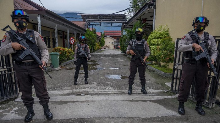 PRAJURIT KOPASSUS TEMBAK MATI DUA DPO MIT POSO Sebuah kendaraan Indonesia Automatic Finger Print Identification System (INAFIS) memasuki kawasan Rumah Sakit Bhayangkara yang akan menjadi lokasi identifikasi dua jenazah dari kelompok DPO Mujahidin Indonesia Timur (MIT) Poso di Palu, Sulawesi Tengah, Minggu (11/7/2021). Prajurit Kopassus dalam tim Komando Operasi Gabungan Khusus (Koopsgabssus) Tricakti yang tergabung dalam Satgas Operasi Madago Raya menembak mati dua orang dari kelompok DPO MIT Poso dalam kontak senjata di Pegunungan Tokasa, Desa Tanah Lanto, Kecamatan Torue, Kabupaten Parigi Moutong pada Minggu (11/7) pagi. Hingga foto ini diturunkan, petugas masih melakukan evakuasi kedua jenazah dari hutan untuk dilakukan identifikasi. ANTARAFOTO/Basri Marzuki/wsj.