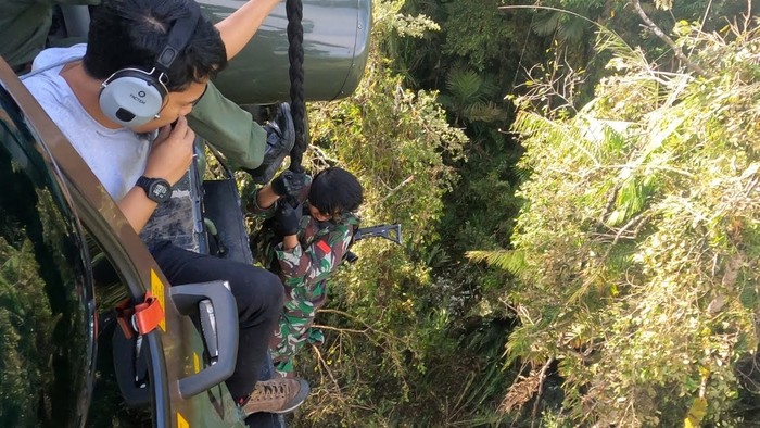 Prajurit TNI Koopsgabssus Tembak Mati Dua Orang Kelompok Teroris MIT Poso. (Dok Puspen TNI)