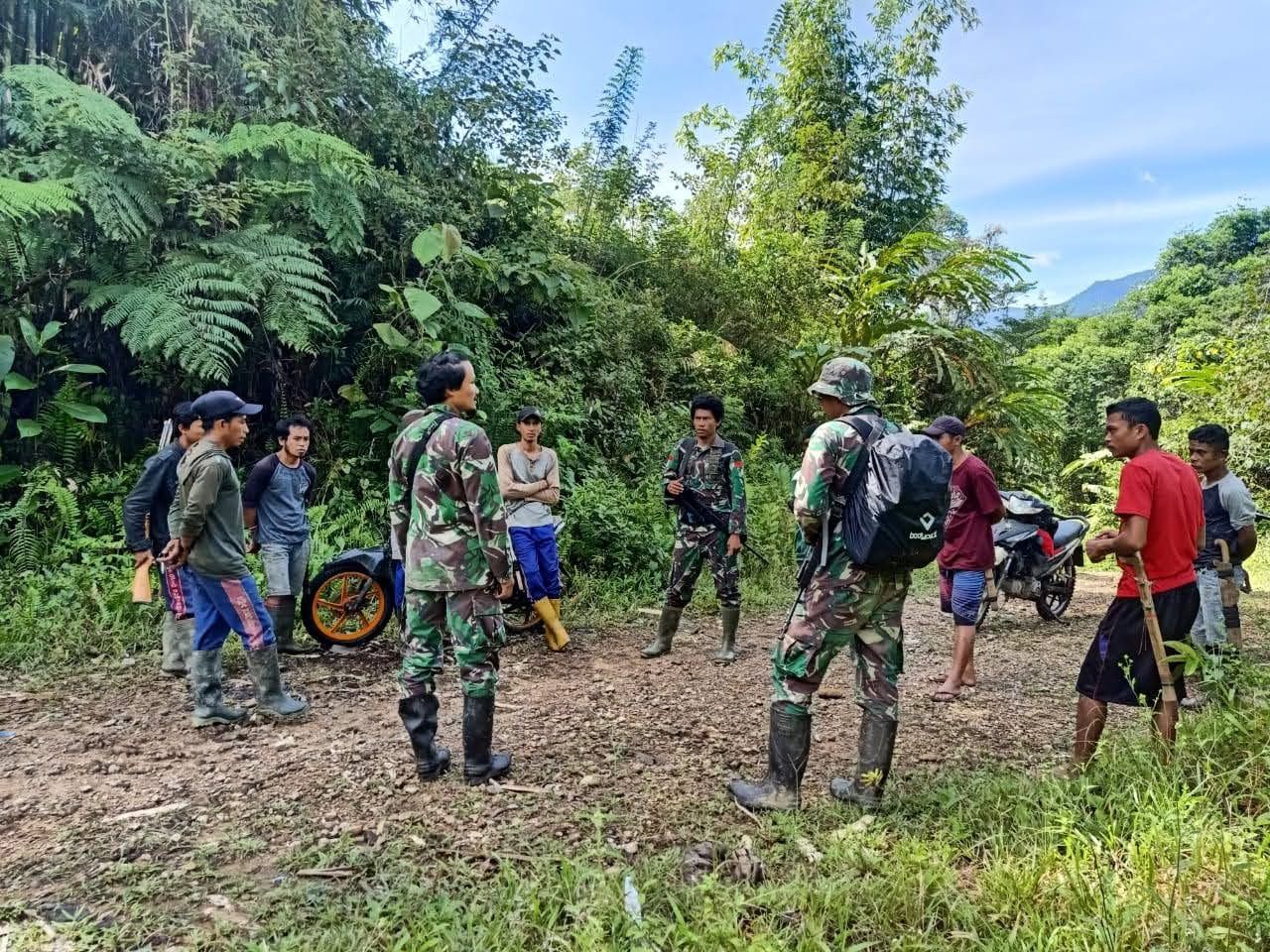 Prajurit TNI Koopsgabssus Tembak Mati Dua Orang Kelompok Teroris MIT Poso. (Dok Puspen TNI)