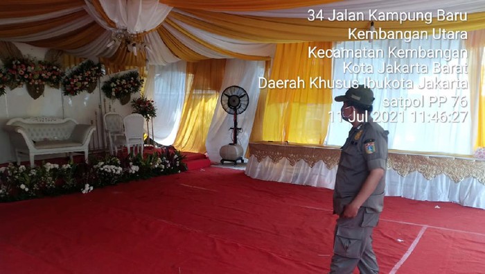 Satpol PP bongkar dekorasi resepsi pernikahan warga di Kembangan Utara, Jakarta Barat, Minggu (11/7/2021).