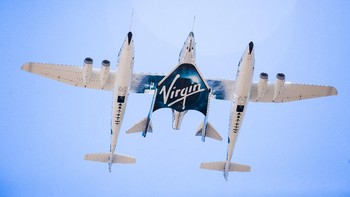 Sebelum mencapai luar angkasa, VSS Unity akan dibawa mengudara oleh pesawat induk VMS Eve. Setelah mencapai ketinggian 50.000 kaki, VMS Eve akan melepaskan VSS Unity. Foto: Virgin Galactic