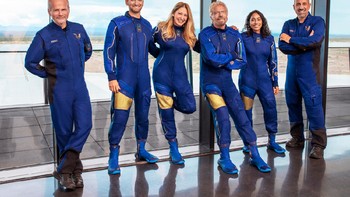 Branson (ketiga dari kanan) bersama kru dan pilot VSS Unity. Mereka adalah (dari kiri): pilot Dave Mackay, Lead Operations Engineer Coplin Bennet, Chief Astronaut Instructor Beth Moses, Vice President of Government Affairs and Researc Operations Sirisha Bandla, dan pilot Michael Masucci. Foto: Virgin Galactic
