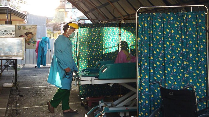 RS Paru Jember belum bisa menerima pasien COVID-19. Terbatasnya jumlah tenaga kesehatan dan menipisnya stok oksigen, menjadi alasan