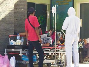 Pasien COVID-19 Membeludak, Ruang dan Tenda Darurat RSD Soebandi Jember Penuh