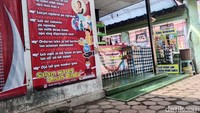 Diantara deretan daftar harga dan menu yang disediakan, harga soto ayam mampu menarik perhatian orang yang lewat dan warga sekitar. Yup, seporsi soto ayam di warung ini dijual hanya seharga Rp 2000 saja.