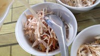 Soto ayam inimemakai mangkok ukuran kecil, nasi, suwiran daging ayam yang cukup banyak, kentang goreng tipis berbentuk dadu,  irisan kubis, daun seledri dan bawang dituangi kuah soto. Diatasnya tak lupa ditaburi bawang merah goreng yang krispi.