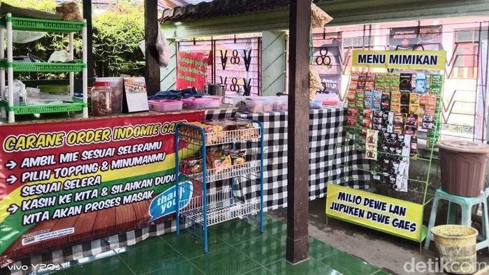 Warung Omah Rindu yang menjual soto ayam seharga Rp 2000 per porsi ini berada di Kecamatan Garum, Kabupaten Blitar.