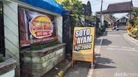 Warung Omah Rindu yang menjual soto ayam seharga Rp 2000 per porsi ini berada di Kecamatan Garum, Kabupaten Blitar. Didominasi cat berwarna hijau, kesan sejuk dan lapang akan terasa ketika masuk ke halamannya.
