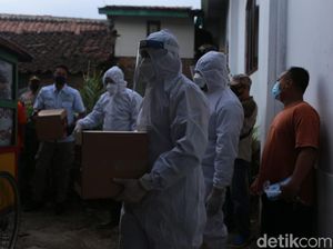 Pakai APD, Kapolres-Dandim Garut Beri Bantuan ke Warga yang Isoman