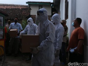Pakai APD, Kapolres-Dandim Garut Beri Bantuan ke Warga yang Isoman