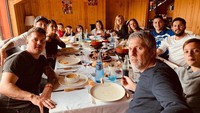 Bersama keluarga besarnya, Messi asyik menyantap makan siang. Berbagai hidangan istimewa tersaji. Semua anggota keluarga turut bahagia dan pamer senyum termanis.  Foto: instagram @leomessi