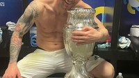 Messi berbagi kebahagiaan lewat postingan di instagramnya. Memeluk piala Copa America, ia seolah menunjukkan kebanggaannya pada tim Argentina yang berhasil lolos sebagai juara. Foto: instagram @leomessi
