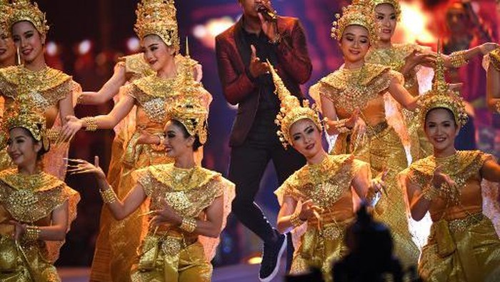 US artists Ne-Yo (C) performs with Thai traditional dancers during the 2018 Miss Universe Pageant in Bangkok on December 17, 2018. (Photo by Lillian SUWANRUMPHA / AFP)