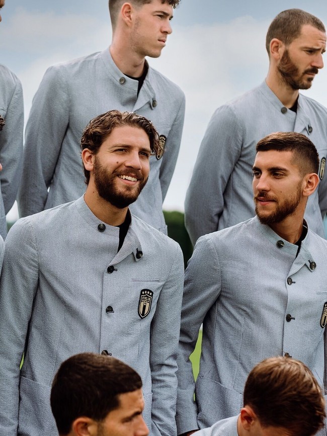 “Aku sangat bangga bisa mendadani tim nasional untuk kompetisi yang sangat penting di masa pandemi ini. Aku menghadirkan setelan yang ringan namun berkualitas dan berkelas, sejalan dengan bagaimana bangganya dan bermartabatnya semangat kita sekarang ini,” ujar Giorgio Armani dalam pernyataannya. Foto: Dok. Giorgio Armani