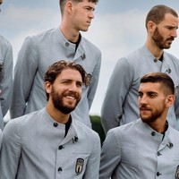 “Aku sangat bangga bisa mendadani tim nasional untuk kompetisi yang sangat penting di masa pandemi ini. Aku menghadirkan setelan yang ringan namun berkualitas dan berkelas, sejalan dengan bagaimana bangganya dan bermartabatnya semangat kita sekarang ini,” ujar Giorgio Armani dalam pernyataannya. Foto: Dok. Giorgio Armani