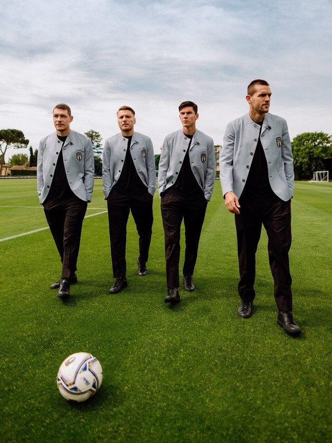 Giorgio Armani mengungkapkan jaket yang dibuatnya untuk timnas Italia merupakan persembahannya untuk Enzo Bearzot. Enzo merupakan pelatih tim Italia saat negara tersebut memenangkan Piala Dunia 1982. Saat itu dia dikenal dengan penampilan ikoniknya yaitu kerah tinggi. Foto: Dok. Giorgio Armani