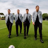 Giorgio Armani mengungkapkan jaket yang dibuatnya untuk timnas Italia merupakan persembahannya untuk Enzo Bearzot. Enzo merupakan pelatih tim Italia saat negara tersebut memenangkan Piala Dunia 1982. Saat itu dia dikenal dengan penampilan ikoniknya yaitu kerah tinggi. Foto: Dok. Giorgio Armani