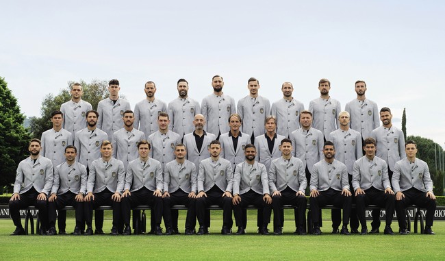 Dan inilah seragam tim sepakbola Italia yang dirancang Armani. Jaket dengan detail kerah mandarin berbahan seersucker (katun dengan teksur kerut) yang dipadukan dengan celana panjang hitam. Foto: Dok. Giorgio Armani