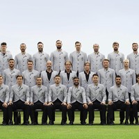 Dan inilah seragam tim sepakbola Italia yang dirancang Armani. Jaket dengan detail kerah mandarin berbahan seersucker (katun dengan teksur kerut) yang dipadukan dengan celana panjang hitam. Foto: Dok. Giorgio Armani