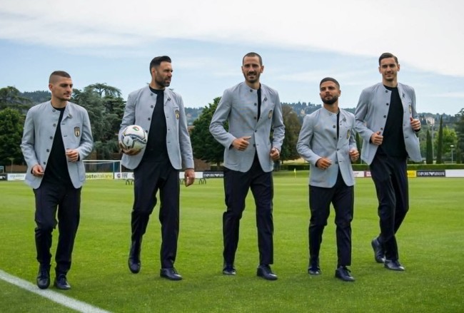 Tim sepakbola Italia yang sukses melaju ke babak final Euro 2020 mendapatkan seragam istimewa dari desainer Giorgio Armani. Seragam yang akan dikenakan di final Euro 2020 itu datang dari lini Emporio Armani. Foto: Dok. Giorgio Armani