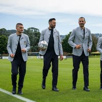 Tim sepakbola Italia yang sukses melaju ke babak final Euro 2020 mendapatkan seragam istimewa dari desainer Giorgio Armani. Seragam yang akan dikenakan di final Euro 2020 itu datang dari lini Emporio Armani. Foto: Dok. Giorgio Armani