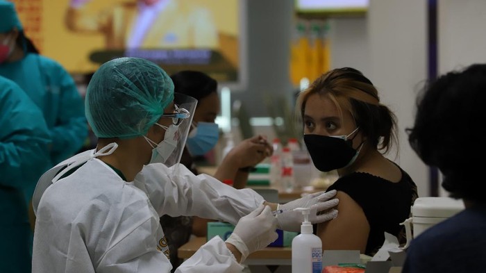 Upaya Percepatan Vaksinasi Nasional Terus Bergulir Angkatan Muda Pembaharuan Indonesia ikut mendukung program pemerintah untuk percepatan vaksinasi nasional.