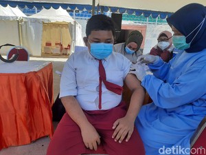 Semangat Siswa di Surabaya Ikut Vaksinasi: Pingin Cepat Sekolah Tatap Muka