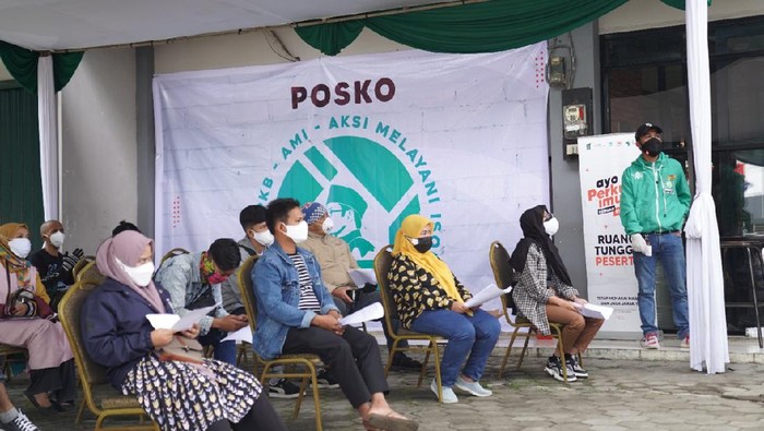 Vaksinasi gratis yang digelar DPW PKB Jabar banyak diminati warga