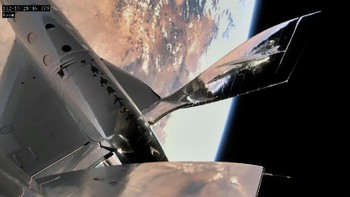 Untuk memulai proses pendaratan, pilot VSS Unity akan mengaktifkan mekanisme feathering yang akan mengubah posisi kedua ekor pesawat menjadi tegak. Foto: Virgin Galactic