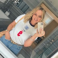 Terakhir ada Katie Goodland. Katie merupakan istri dari pemain timnas Inggris, Harry Kane. Katie dan Harry telah bertunangan pada tahun 2017. Lalu di tahun 2019 keduanya memutuskan untuk menikah dan kini telah dikaruniai 3 orang anak. Foto: Instagram