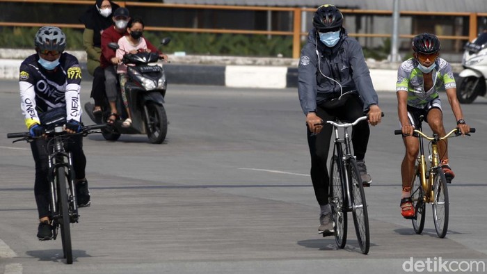 Selain membatasi mobilitas, kegiatan bersepeda dilarang selama PPKM Darurat. Namun di Kota Bekasi, Minggu (11/7), warga justru bisa bersepeda di jalanan.